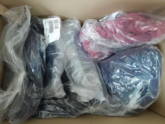 BOX OF APPROXIMATELY 15 ASSORTED CLOTHING AND FASHION ITEMS IN VARIOUS STYLES, SIZES, AND COLOURS