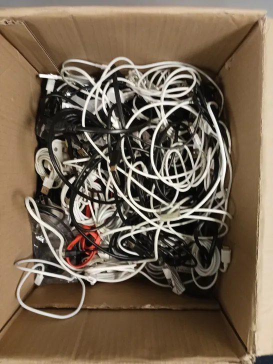 BOX OF ASSORTED CHARGING CABLES & USB PLUGS TO INCLUDE USB C, LIGHTNING, APPLE WATCH ETC 