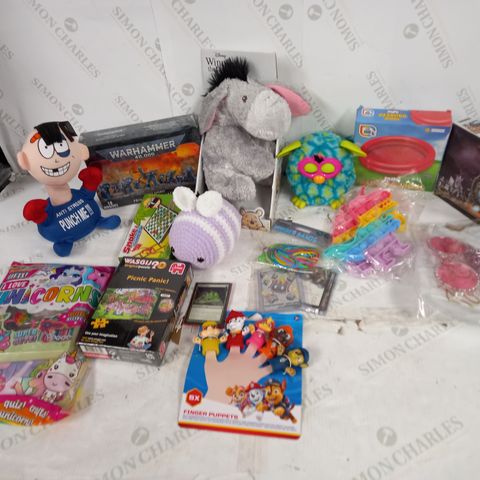 LOT OF ASSORTED TOY/GAMES AND TEDDIES TO INCLUDE FIDGET TOYS, STUFFED ANIMALS AND JIGSAW PUZZLES