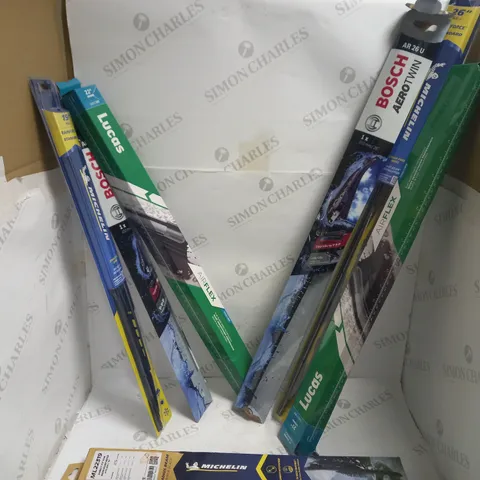 BOX OF APPROX 6 ASSORTED WINDSCREEN WIPER BLADES TO INCLUDE MICHELIN, BOSCH AND AIR FLEX LUCAS BLADES