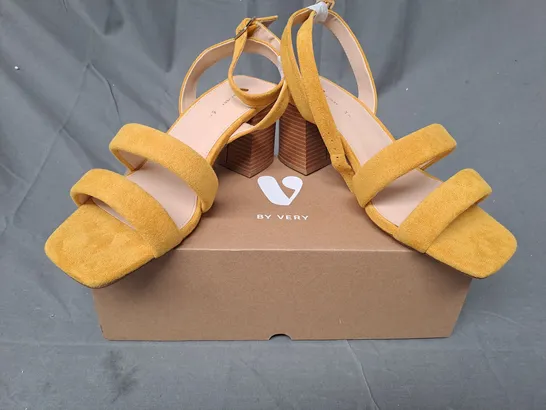 BOXED PAIR OF V BY VERY OPEN TOE BLOCK HEEL SANDALS IN YELLOW SIZE 7