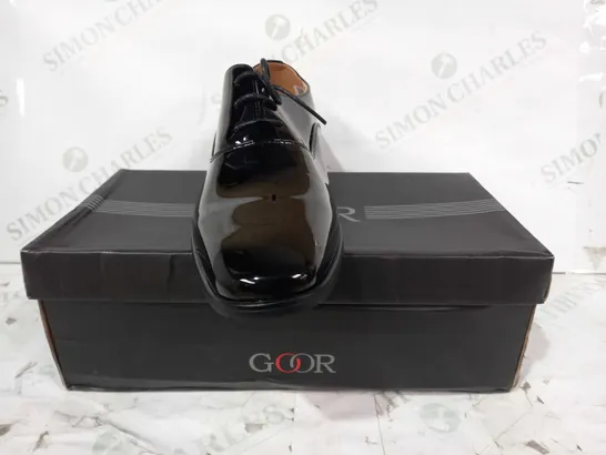 BOXED PAIR OF GOOR LACE UP SHOES IN GLOSSY BLACK SIZE 5