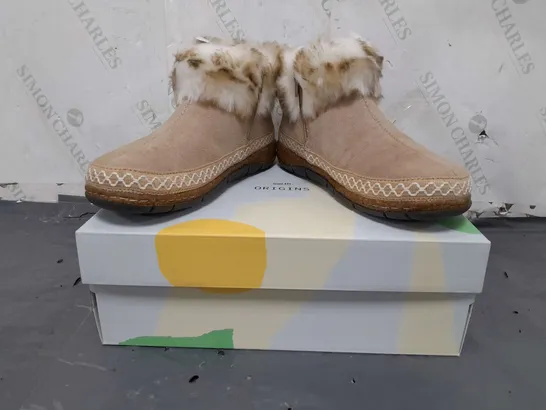 BOXED PAIR OF EARTH ORIGINALS EMMALYN BOOTIES IN BEIGE SIZE 6