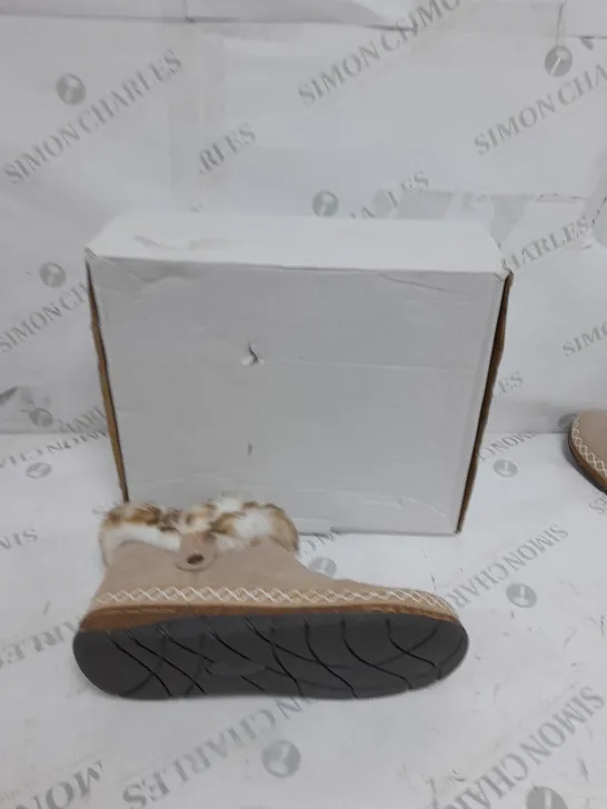 BOXED PAIR OF EARTH ORIGINS EMMALYN BOOTIES IN BEIGE - SIZE 6