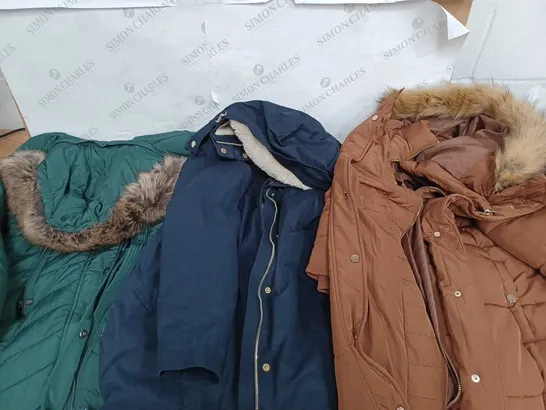 BOX OF APPROX 15 ASSORTED ITEMS TO INCLUDE - JOULES WATERPROOF COAT IN BLUE - CENTIGRADE XS GREEN COAT - D&CO FLEECE JACKET ECT 