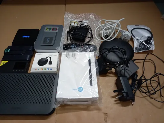 LOT OF ASSORTED TECH ITEMS TO INCLUDE M8S TV BOX, WIRELESS DISPLAY DONGLE, DIGITAL RADIO AND HOME NETWORK ITEMS