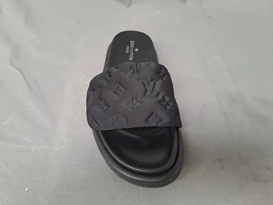 PAIR OF LOUIS VUITTON PARIS SLIDERS IN BLACK EU SIZE 41