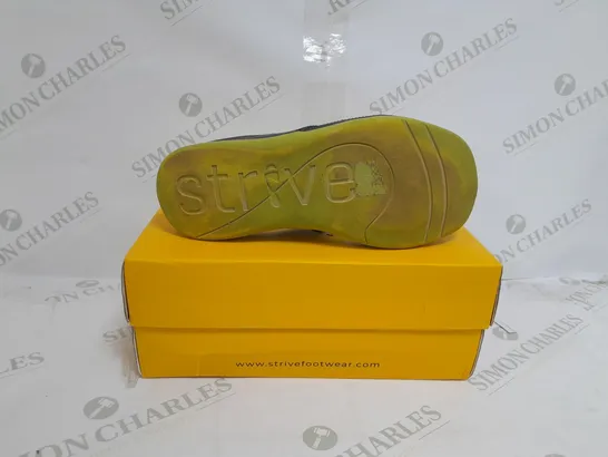 BOXED PAIR OF STRIVE SANDALS IN BLACK/CITRUS SIZE 6