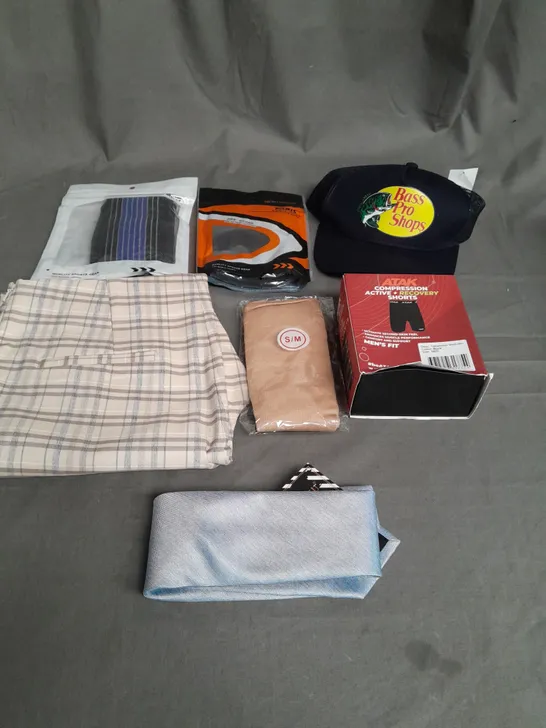 BOX OF APPROXIMATELY 20 ASSORTED CLOTHING ITEMS TO INCLUDE - SOCK, HAT , TROUSER ETC