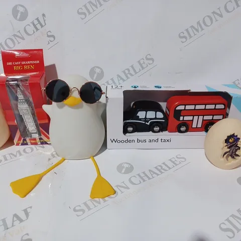 APPROXIMATELY 15 ASSORTED HOUSEHOLD ITEMS TO INCLUDE WOODEN BUS & TAXI, BIG BEN DIE-CAST SHARPENER, ETC