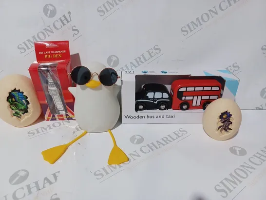 APPROXIMATELY 15 ASSORTED HOUSEHOLD ITEMS TO INCLUDE WOODEN BUS & TAXI, BIG BEN DIE-CAST SHARPENER, ETC