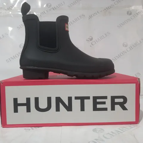 BOXED PAIR OF HUNTER WOMEN'S ORIGINAL CHELSEA BOOTS IN BLACK UK SIZE 5