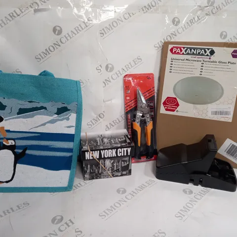 BOX OF APPROXIMATELY 15 ASSORTED ITEMS TO INCLUDE - NEW YORK CITY MUG - MICROWAVE TURNTABLE - PENGUIN DURABLE BAG ECT