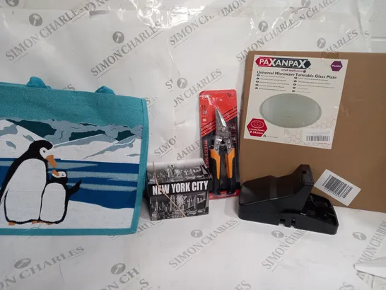 BOX OF APPROXIMATELY 15 ASSORTED ITEMS TO INCLUDE - NEW YORK CITY MUG - MICROWAVE TURNTABLE - PENGUIN DURABLE BAG ECT