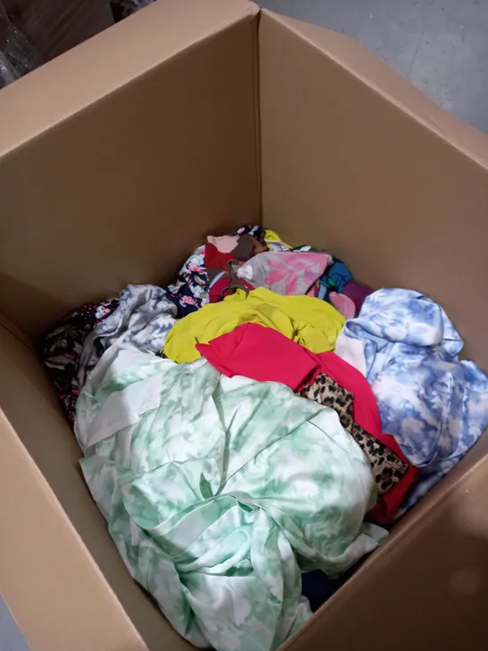 BOX OF APPROXIMATELY 30 ASSORTED CLOTHING ITEMS TO INCLUDE TOPS, DRESSES, JUMPERS ETC