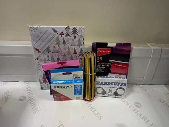 LOT OF APPROX 20 HOUSEHOLD ITEMS TO INCLUDE HANDCUFFS, CHRISTMAS WRAPPING PAPER AND PENCILS