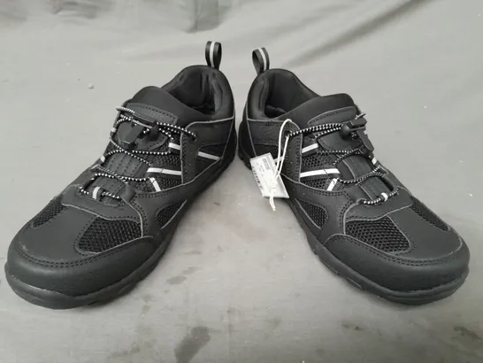 BOXED PAIR OF MOUNTAIN WAREHOUSE MEANDER KIDS WATERPROOF COMFORT WALKING SHOES IN BLACK UK SIZE 4