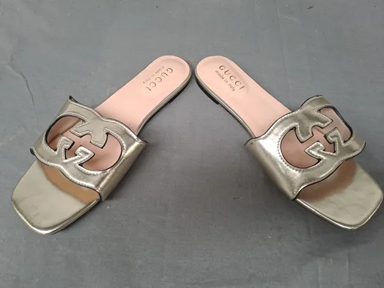 PAIR OF GUCCI OPEN TOE FLAT SLIDERS IN METALLIC GOLD EU SIZE 40