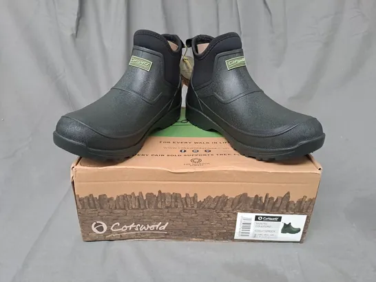 BOXED PAIR OF COTSWOLD WELLINGTON BOOTS IN GREEN UK SIZE 9