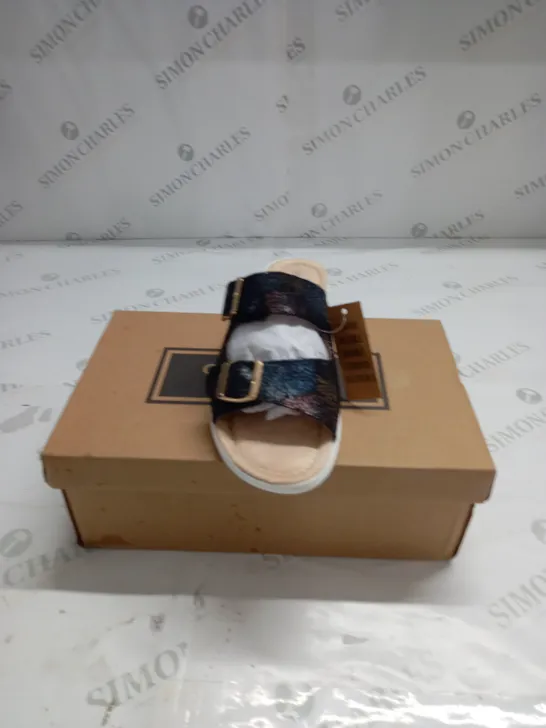 BOXED PAIR OF CUSHION WALK BLACK STRAPPED SANDALS - SIZE 4