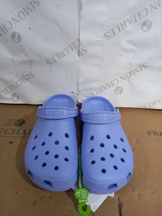 CROCS CLASSIC MOON JELLY SIZE 6/7