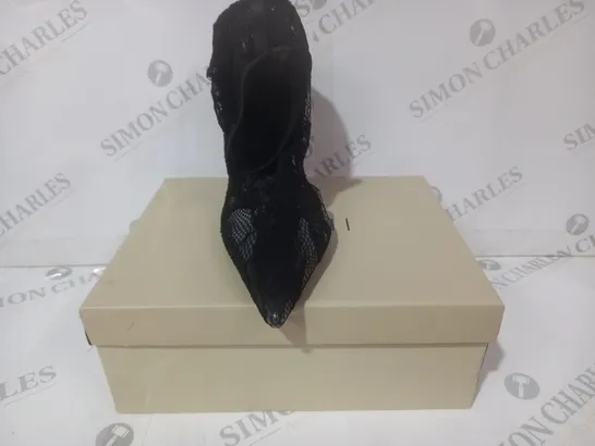 BOXED PAIR OF SIMMI LONDON PIXIE LACE POINTED TOE STILETTO HEELED SHOES IN BLACK UK SIZE 6