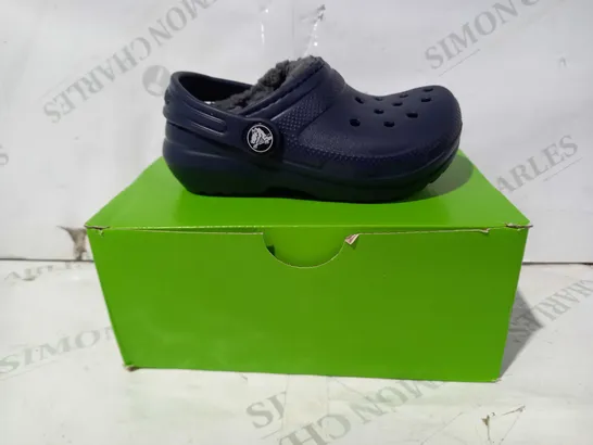 BOXED PAIR OF CROCS CHILDREN'S CLASSIC LINED CLOGS IN NAVY UK SIZE 8