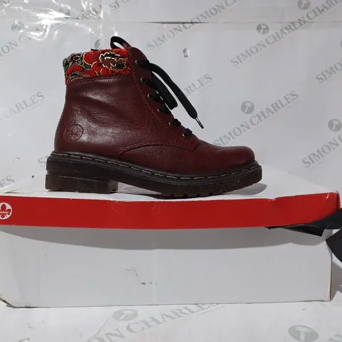 BOXED PAIR OF RIEKER RED INTEREST COLOUR BOOT SIZE 3.5