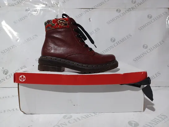 BOXED PAIR OF RIEKER RED INTEREST COLOUR BOOT SIZE 3.5