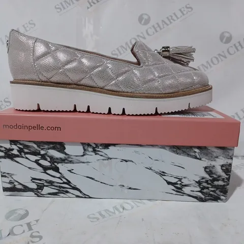 BOXED PAIR OF MODA IN PELLE ETEENA QUILTED LEATHER LOAFERS IN ROSE GOLD SIZE 6