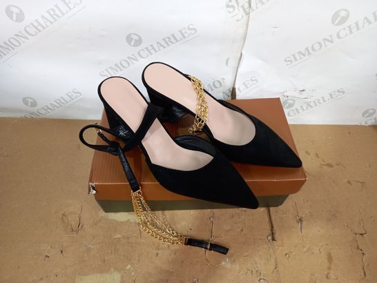 BOXED PAIR OF DESIGNER BLACK WITH CHAIN DETAIL HIGH HEELS SIZE 38