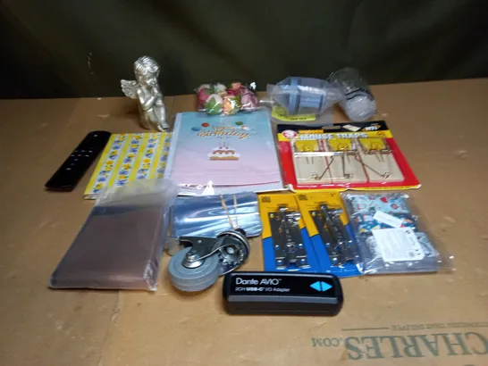 BOX OF ASSORTED ITEMS TO INCLUDE MOUSE TRAPS, DOOR LOCKS AND REMOTE CONTROLS