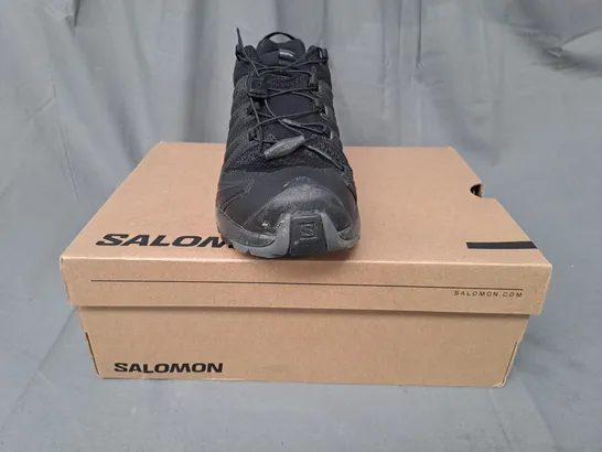 BOXED PAIR OF SALOMON XA PRO 3D V8 SHOES IN BLACK UK SIZE 9