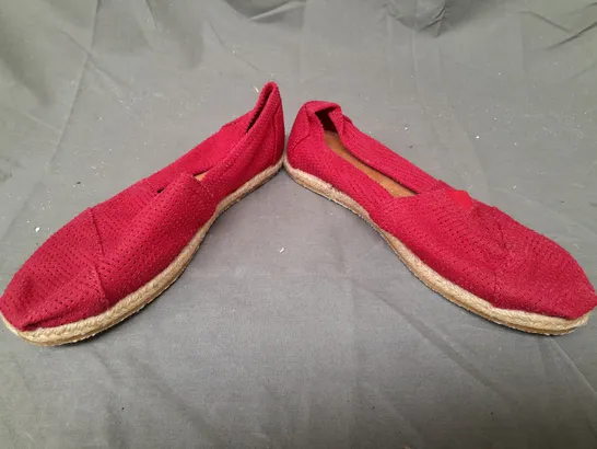 BOX OF APPROXIMATELY 8 PAIRS OF DESIGNER FLAT SLIP-ON SHOES IN RED - VARIOUS SIZES