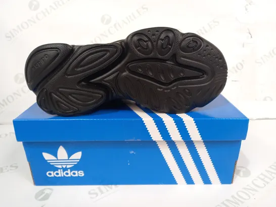 BOXED PAIR OF ADIDAS OZWEEGO C SHOES IN BLACK UK SIZE 2