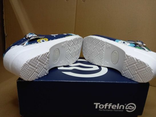 BOXED PAIR OF TOFFELN FLEXI CLOG - SIZE 6