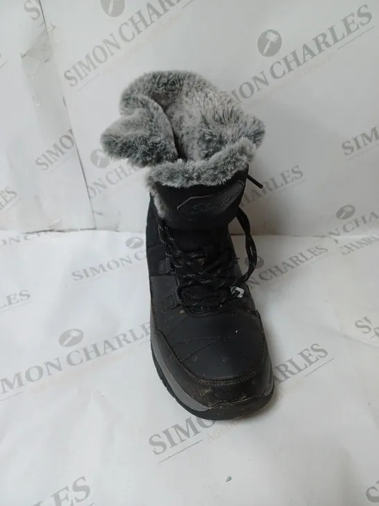 SKECHERS WOMENS ANTI SLIP AND WATERPROOF FUR LINED BOOTS - SIZE 6.5