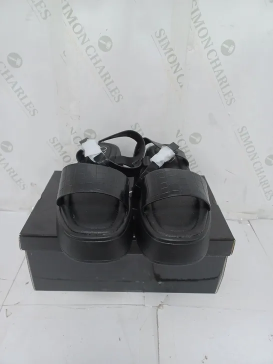 KOI FOOTWEAR LADIES BLACK CROC SKIN STYLE SLIDERS SIZE 7