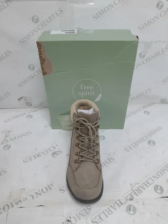 BOXED PAIR OF FREE SPIRIT SIZE 6 LEATHER LACED BOOTS IN OLIVE 