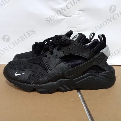 PAIR OF BOXED NIKE AIR HUARACHE IN BLACK SIZE 7