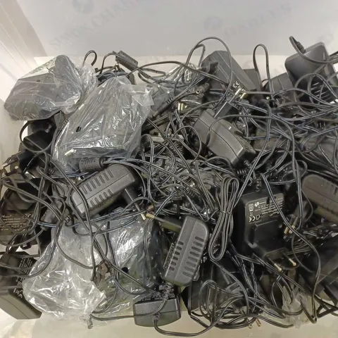 LOT OF APPROX 25 ASSORTED CABLES 