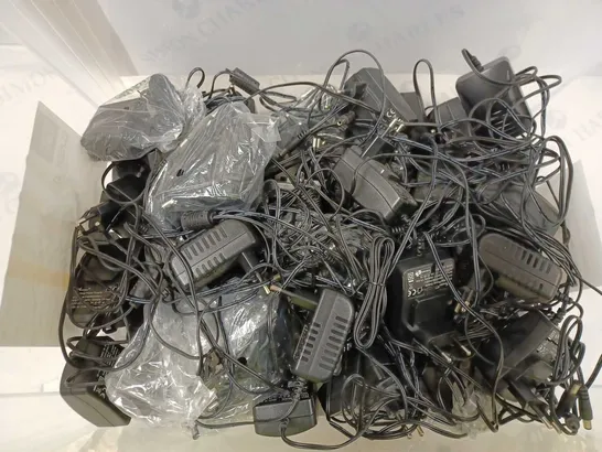 LOT OF APPROX 25 ASSORTED CABLES 