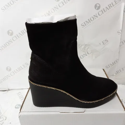 PAIR OF MODA IN PELLE ALAINA WEDGE BOOTS - BLACK - SIZE 7