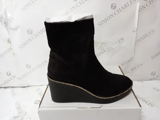 PAIR OF MODA IN PELLE ALAINA WEDGE BOOTS - BLACK - SIZE 7