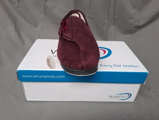 BOXED PAIR OF SHUROPODY WIDEFIT+ SLIPPERS IN BURGUNDY UK SIZE 3