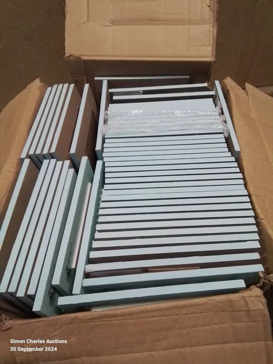 BOX CONTAINING APPROXIMATELY 45 13X18CM PHOTO FRAMES