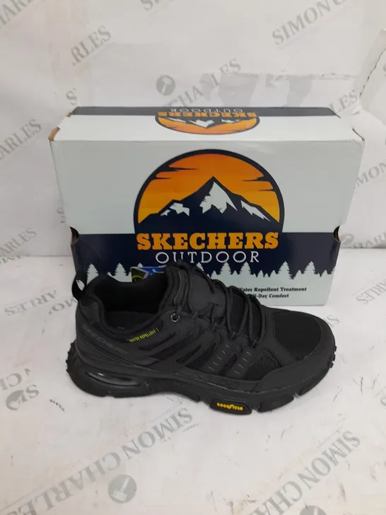 BOXED SKECHERS MEN'S SKECH-AIR ENVOY TRAINERS, BLACK - SIZE 7