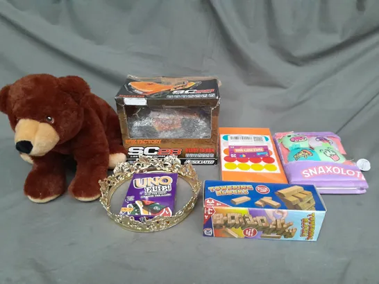 BOX OF ASSORTED TOYS AND GAMES TO INCLUDE TEDDIES, UNO AND TOWERING BLOCKS