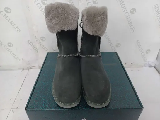 BOXED EMU BIRDWOOD WATERPROOF SHEEPSKIN BOOTS - SIZE W7/M6