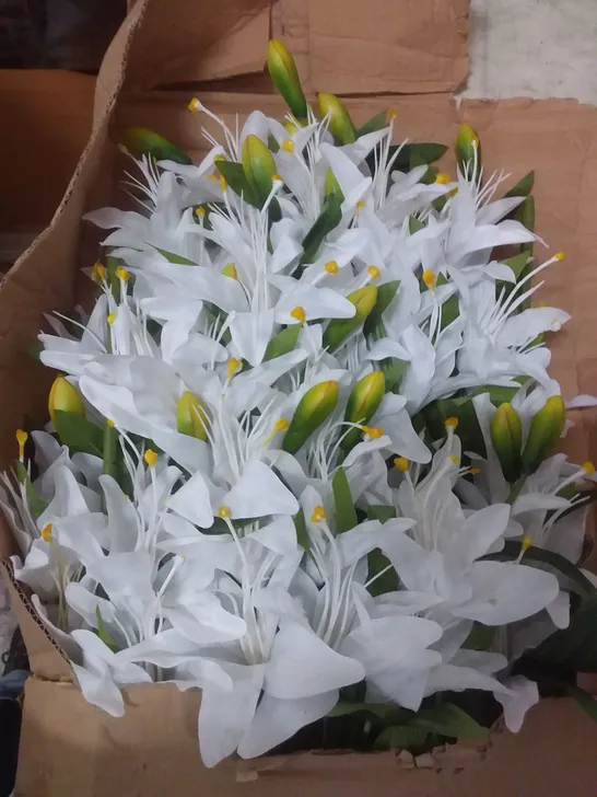 BOX OF 48 BRAND NEW SIGNATURE SILK FLOWERS 65CM LILY SPRAY W/2 FLOWERS, 1 BUD & 6 LEAVES - WHITE SILK FLOWERS